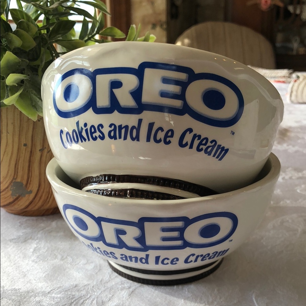 Oreo Ceramic Serving Bowl in White and Blue